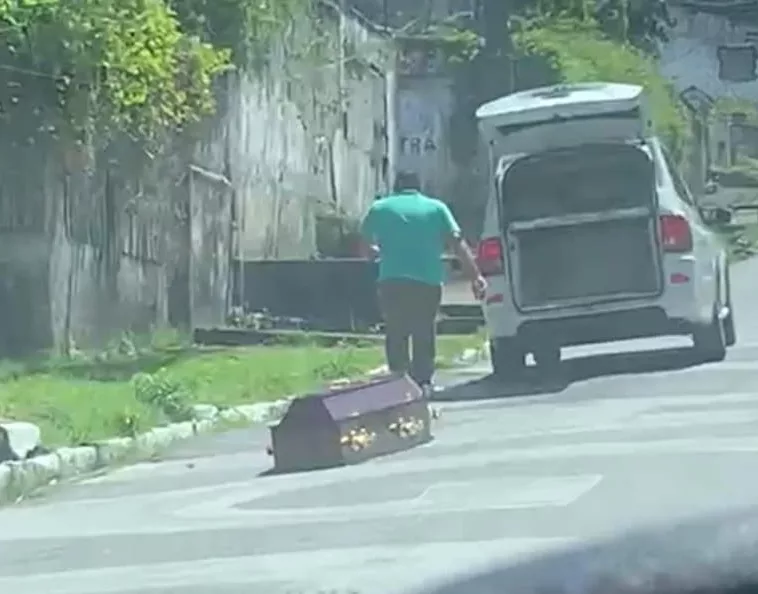 Caixão cai de veículo em movimento na Ladeira do Calmon; veja vídeo