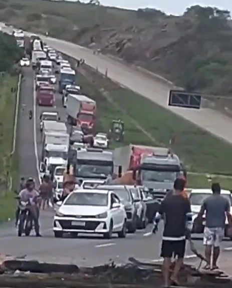 BR-101: Moradores bloqueiam rodovia em protesto por falta de luz; vídeo