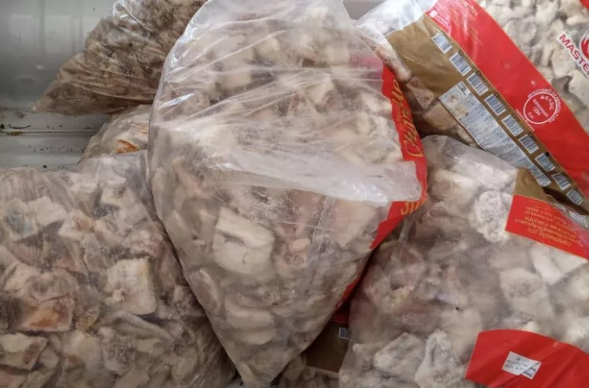 Supermercado em Maceió é autuado após flagrante de 700 kg de carne deteriorada