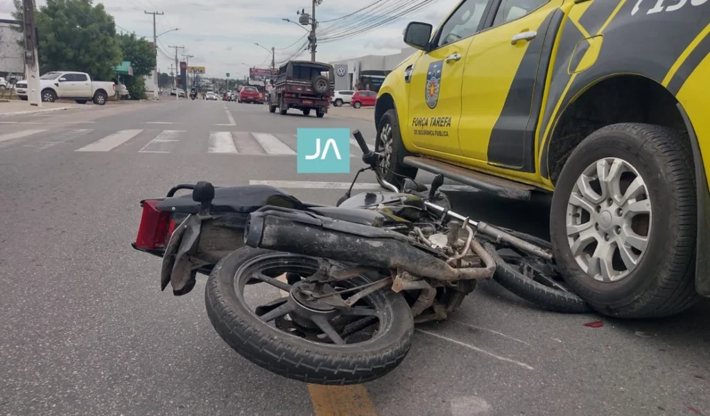 Motociclista fica ferido após colidir com viatura da PM em Arapiraca