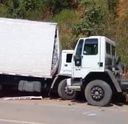 Vídeo: Caminhão invade contramão e colide frontalmente com veículo em Branquinha