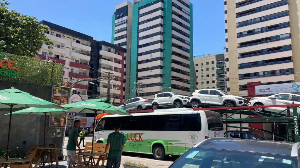 Caminhão-cegonha arrasta e deixa fiação pendurada em movimentada avenida da Jatiúca