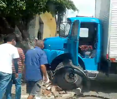 Sem motorista, caminhão desce ladeira e colide com árvore