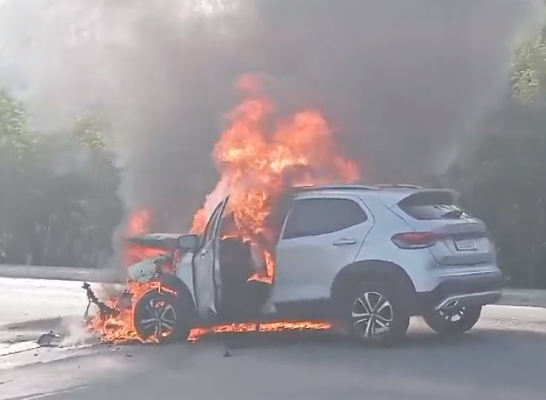 Vídeos: Carro e motocicleta pegam fogo após colisão em Paripueira