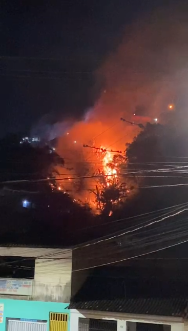 Incêndio assusta moradores por ameaça de atingir residências; vídeos