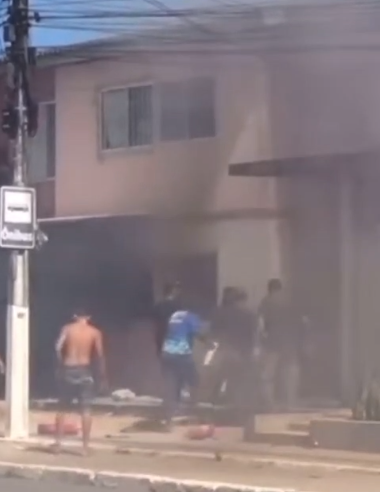 Homem tem queimaduras de 2º grau durante incêndio em apartamento; vídeo