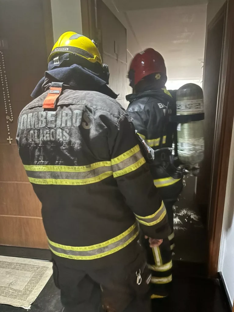 Vídeo: Apartamento pega fogo na Ponta Verde e Bombeiros são acionados