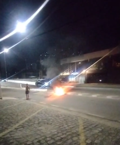 Vídeo: Motocicleta incendeia e deixa casal ferido em Mangabeiras