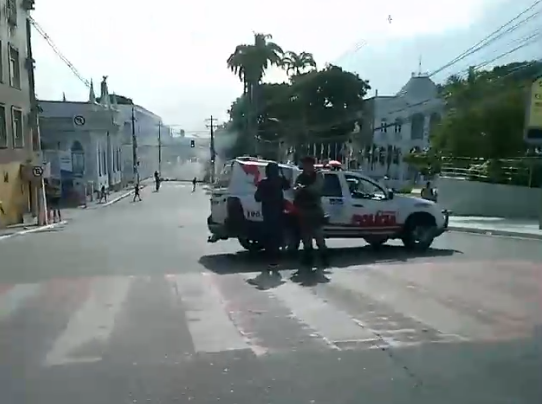 Moradores afetados pelas chuvas de 2022 fazem protesto no Centro de Maceió; veja vídeos