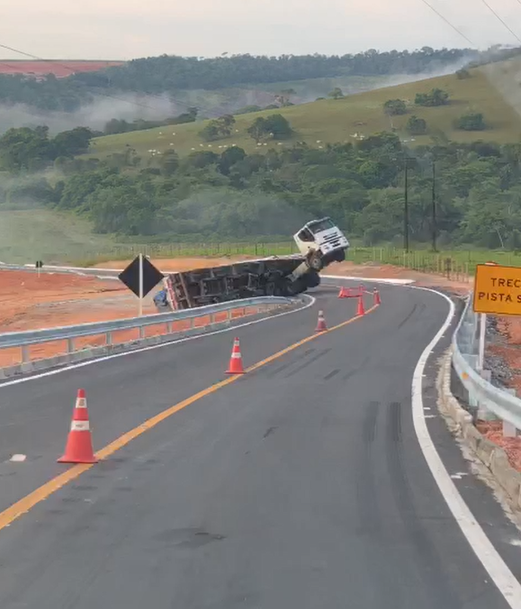 São Miguel: mais uma carreta tomba na BR 101