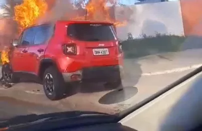Veículo pega fogo enquanto mãe levava filhos para escola; veja vídeo