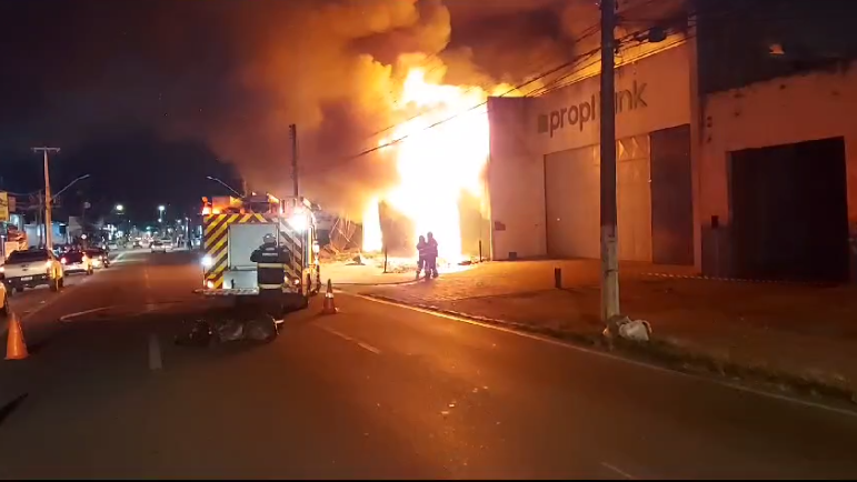 Incêndio de grandes proporções destrói madeireira no Barro Duro