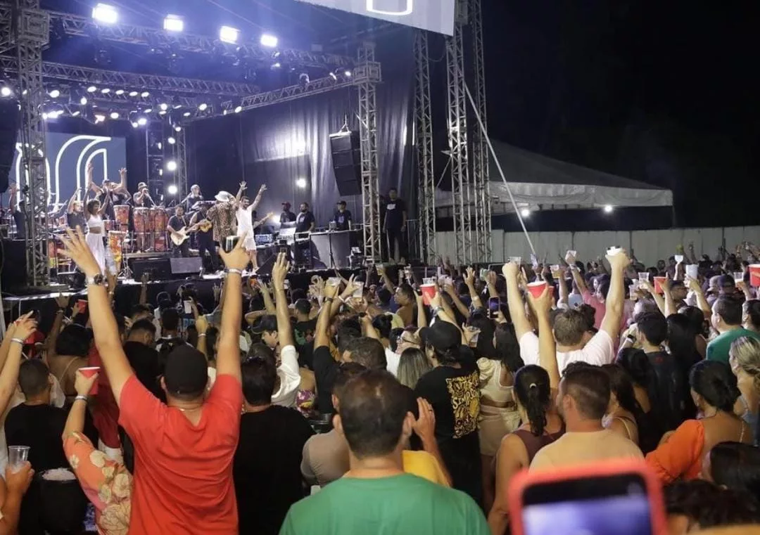 Homem é preso em flagrante puxando mulher pelos cabelos durante show pós-carnaval