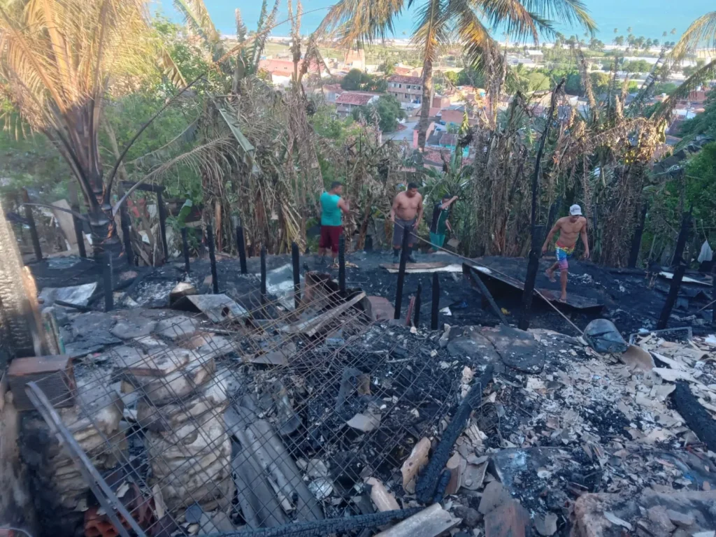 Incêndio destrói barracos e mobiliza 20 bombeiros em Jacarecica; veja imagens!
