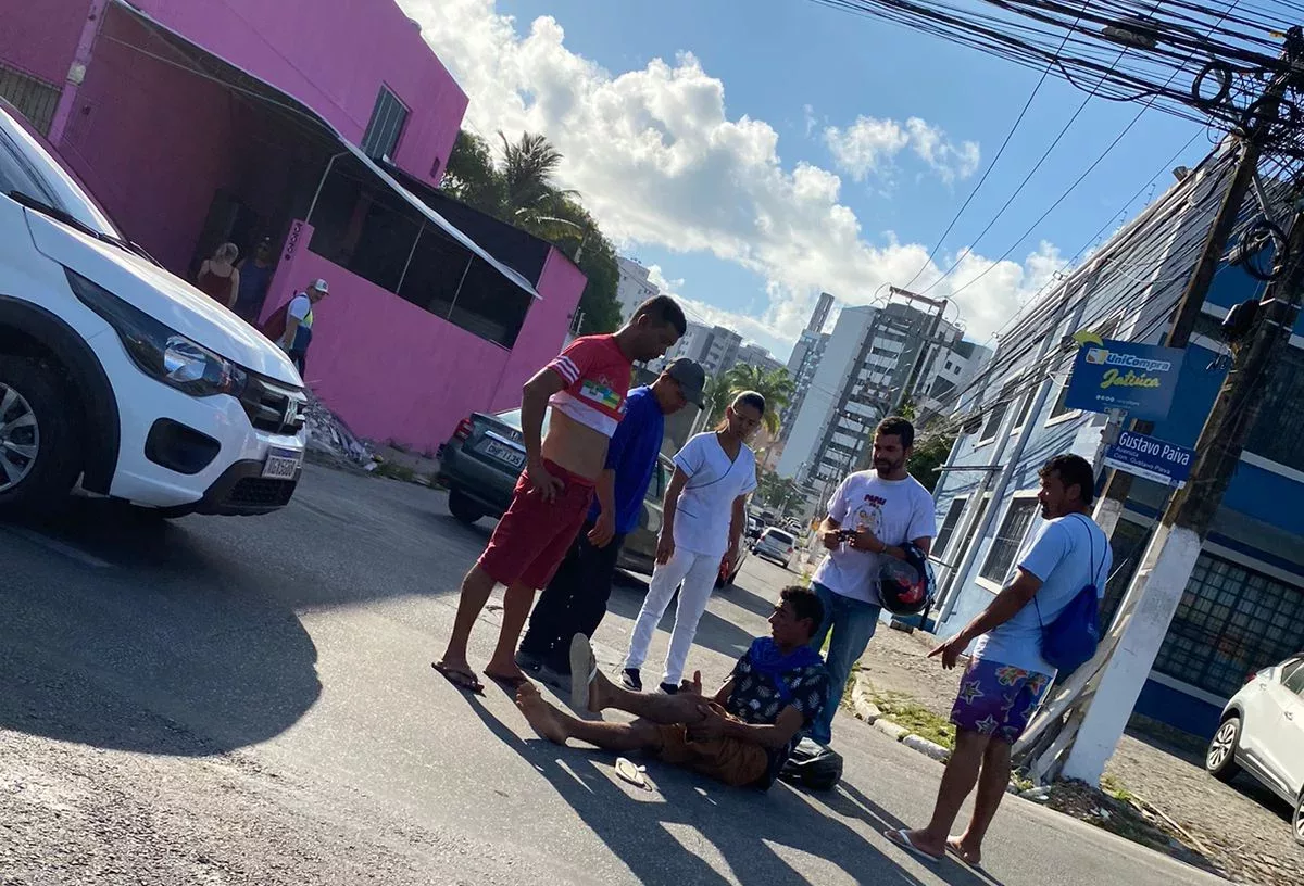 Homem é atropelado em frente à delegacia; acidente provoca congestionamento