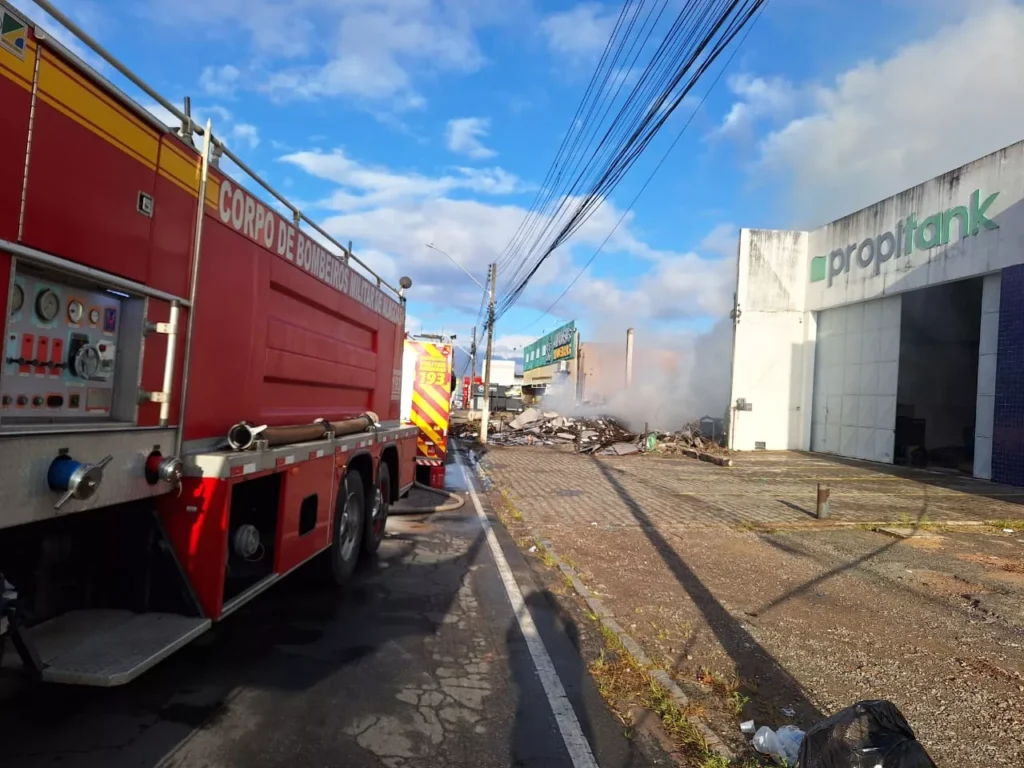 Bombeiros seguem no combate ao fogo em madeireira; residências afetadas