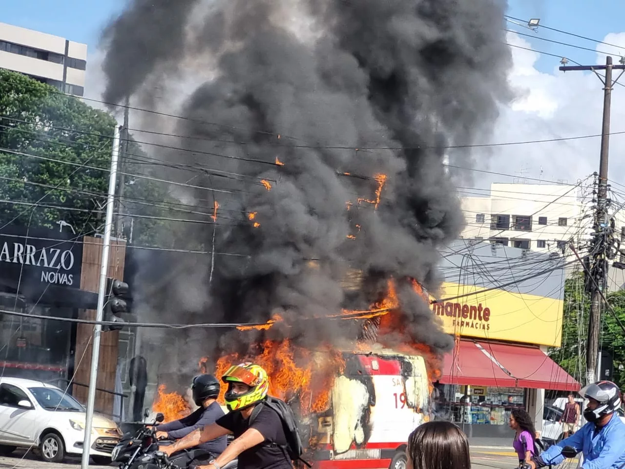 Ambulância incendeia em trecho na Fernandes Lima; vídeo