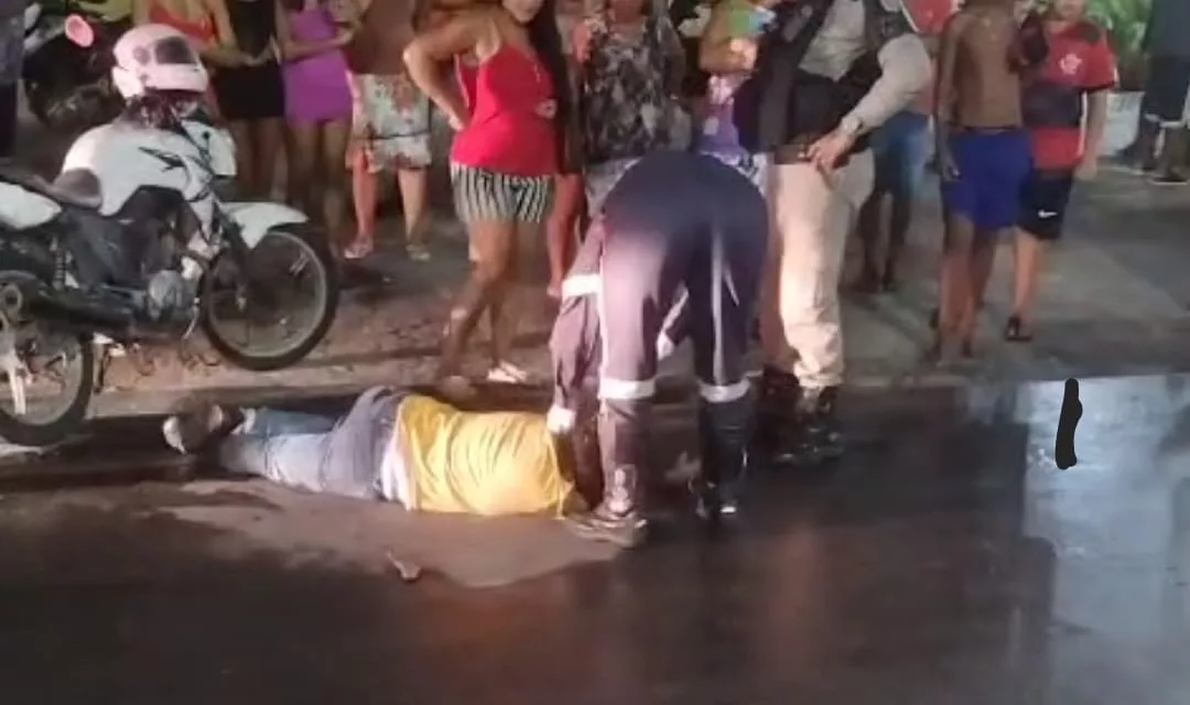 Mulher sofre acidente de moto e capacete sai na hora da queda; vídeo!