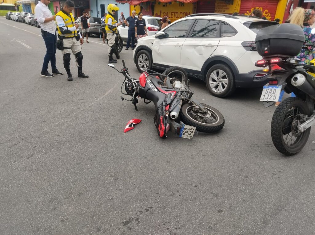 Motociclista e garupa ficam feridos após acidente na Pajuçara