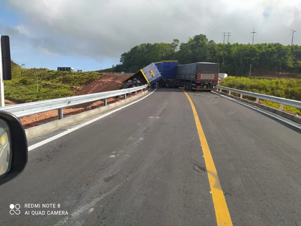 Colisão entre caminhões provoca tombamento e interdita trecho da BR 101
