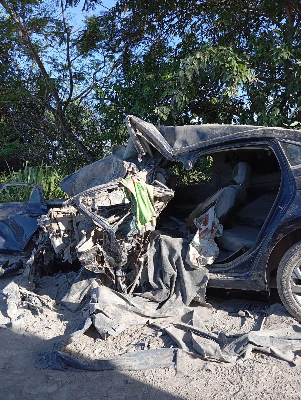 Colisão entre carro e carreta deixa vítimas presas às ferragens da BR 101; vídeo