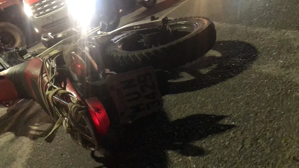 Motociclista morre após colidir contra caminhão que recolhia lixo