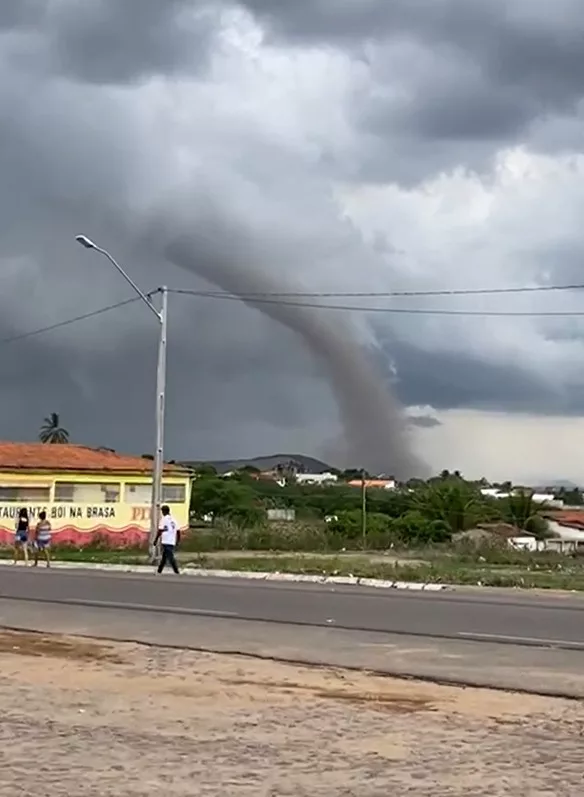 Tornado atinge casas e deixa rastro de prejuízo no agreste de Alagoas; vídeos