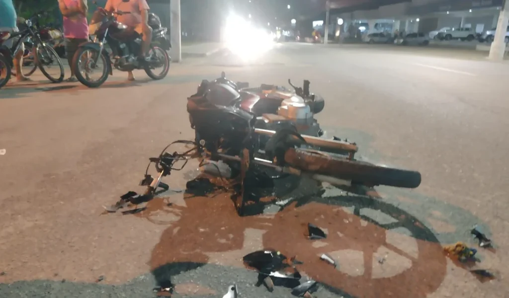 Motociclista cai no asfalto e fica ferido após colidir em reboque