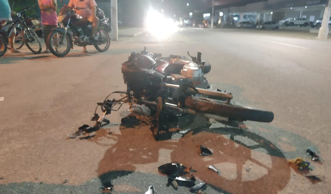 Motociclista cai no asfalto e fica ferido após colidir em reboque