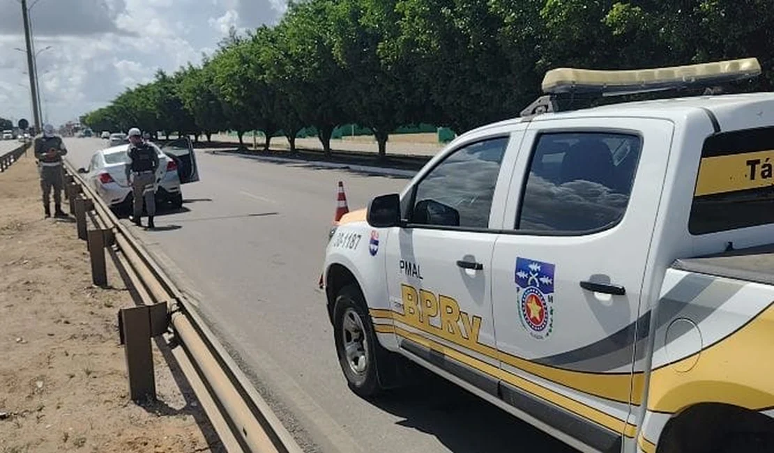 Motorista é fechado por caminhão e colide com grade de proteção da AL-220