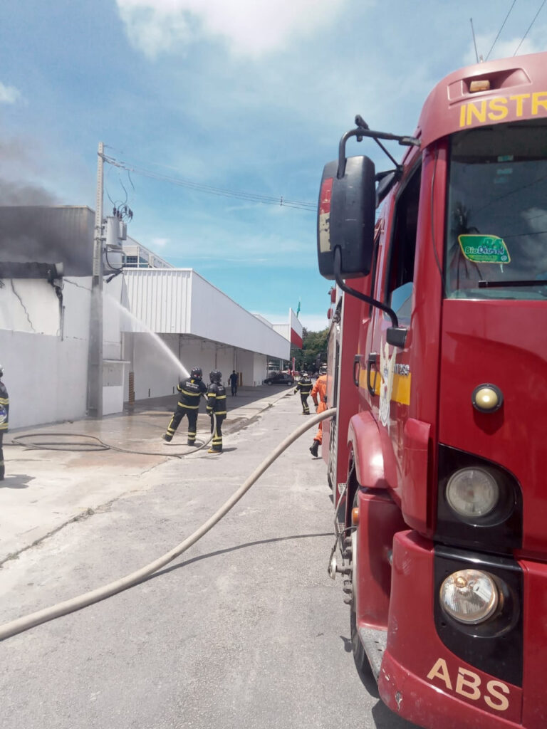 Incêndio em lanchonete mobiliza 17 bombeiros em Maceió