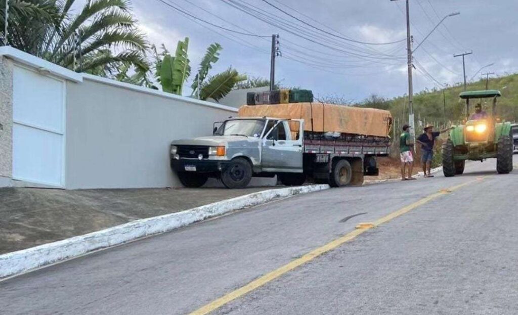 Motorista joga caminhão em muro de casa para evitar tragédia na Serra do Goiti