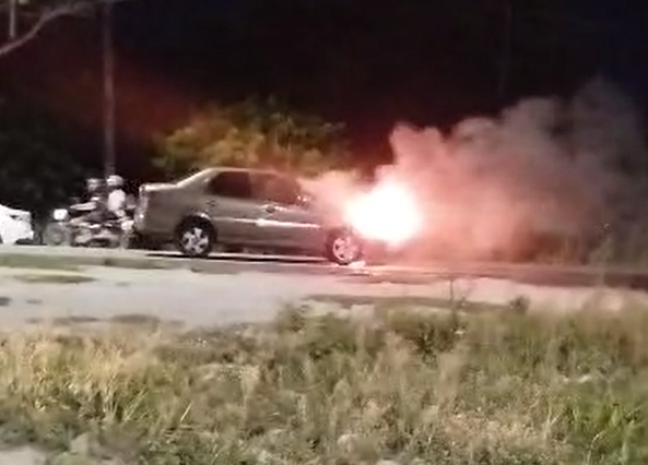 Carro com GNV é tomado por chamas na Av. Menino Marcelo; Assista vídeo!