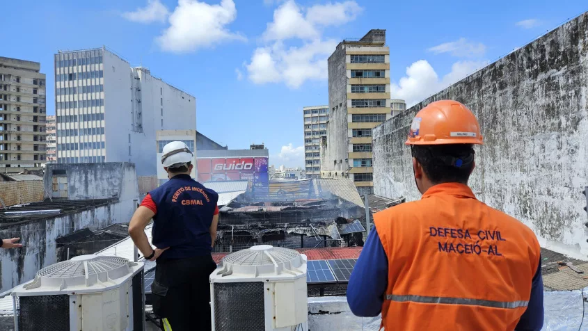 Defesa Civil interdita loja atingida por incêndio no Centro de Maceió