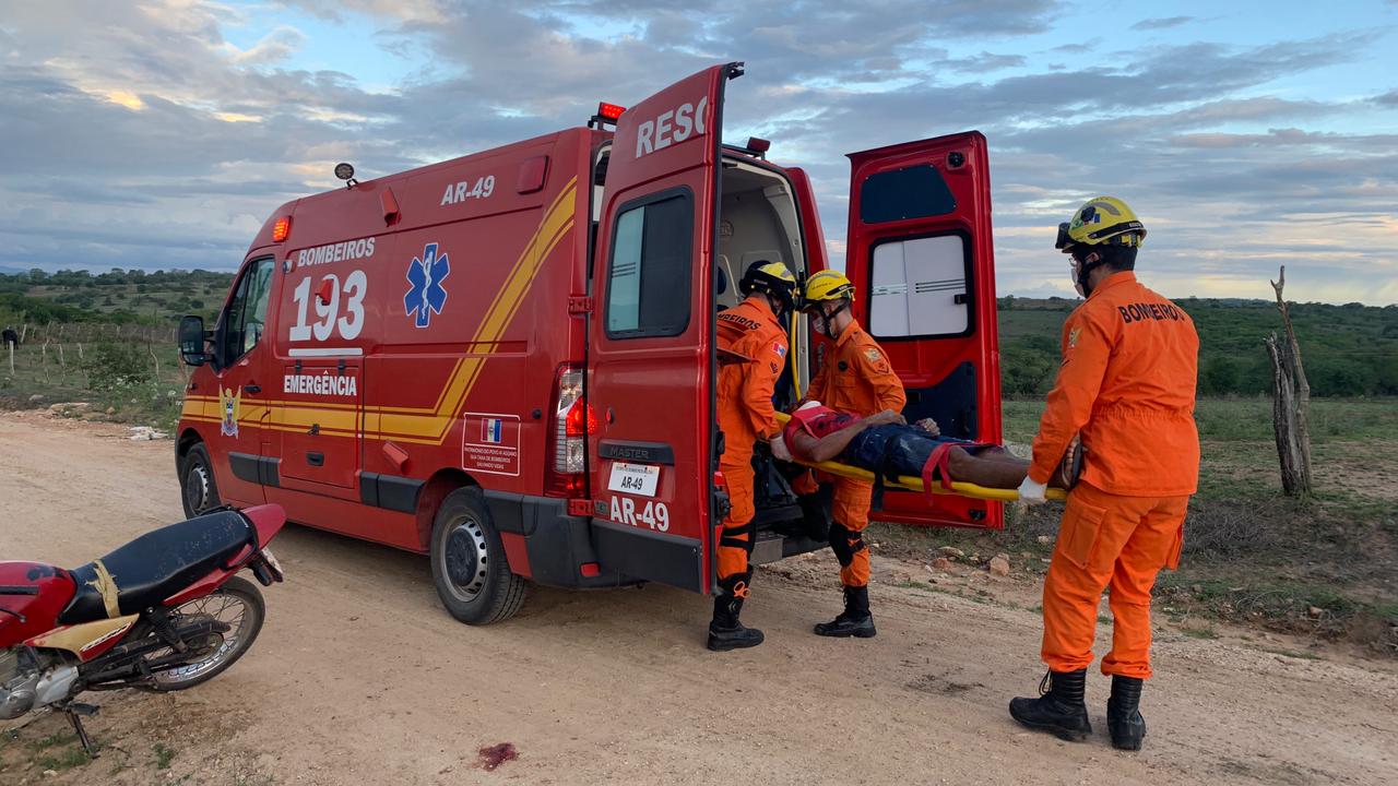 Colisão entre carro e moto deixa uma pessoa ferida na BR-104