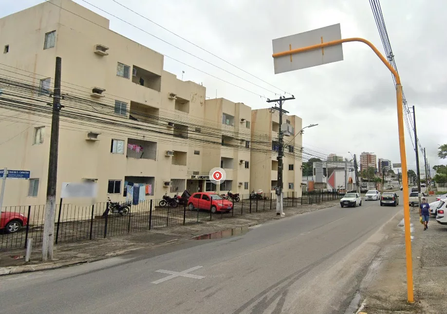Rua Professor José da Silveira Camerino é fechada para demolição de prédio no Pinheiro