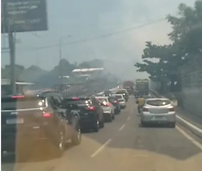 Incêndio em vegetação dificulta trânsito na Avenida Leste-Oeste; veja vídeo