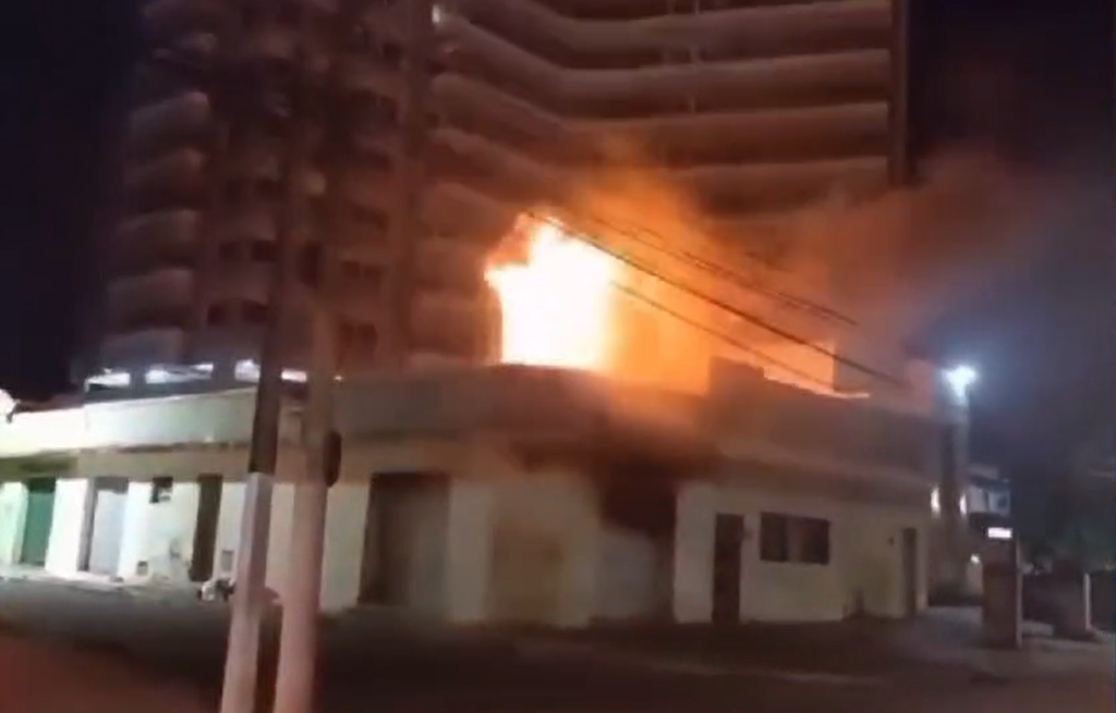 Vídeo: fogo em churrasqueira se espalha e incêndio atinge galeto na Pajuçara; assista!