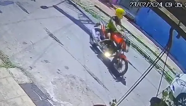 Vídeo: Câmeras flagram furto a motocicleta dentro de residência