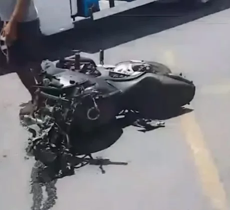 Motociclista fica ferido após colisão com caçamba em Maceió