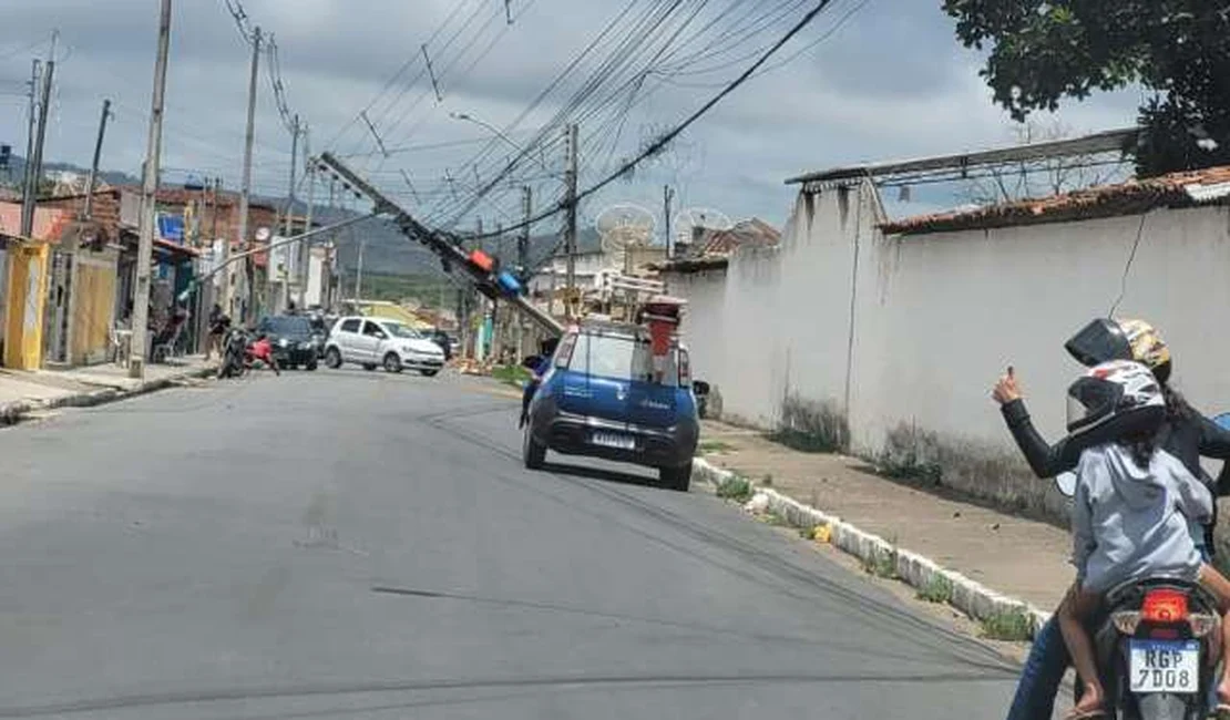 Postes e árvores são derrubados por ventania em Palmeira dos Índios